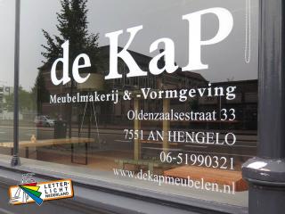 Sticker op etalageraam